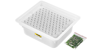 balta plastmasas paplāte ar vairākiem caurumiem un nelielu adatu maisiņu, ideāli piemērota VEVOR stikla šļirču uzglabāšanai.