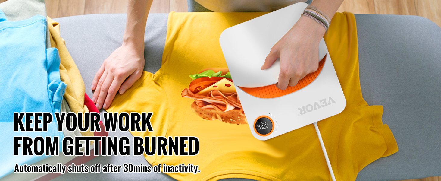 asmuo, naudojantis VEVOR šilumos spaudos mašina ant geltonos spalvos marškinėliai su sumuštinį, grafikos, apsuptas sulankstyti drabužius.