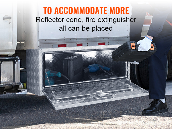 VEVOR kravas automašīnas zemšasijas kaste instrumentu, atstarotāja konusa un ugunsdzēšamā aparāta glabāšanai, nodrošinot papildu vietu.