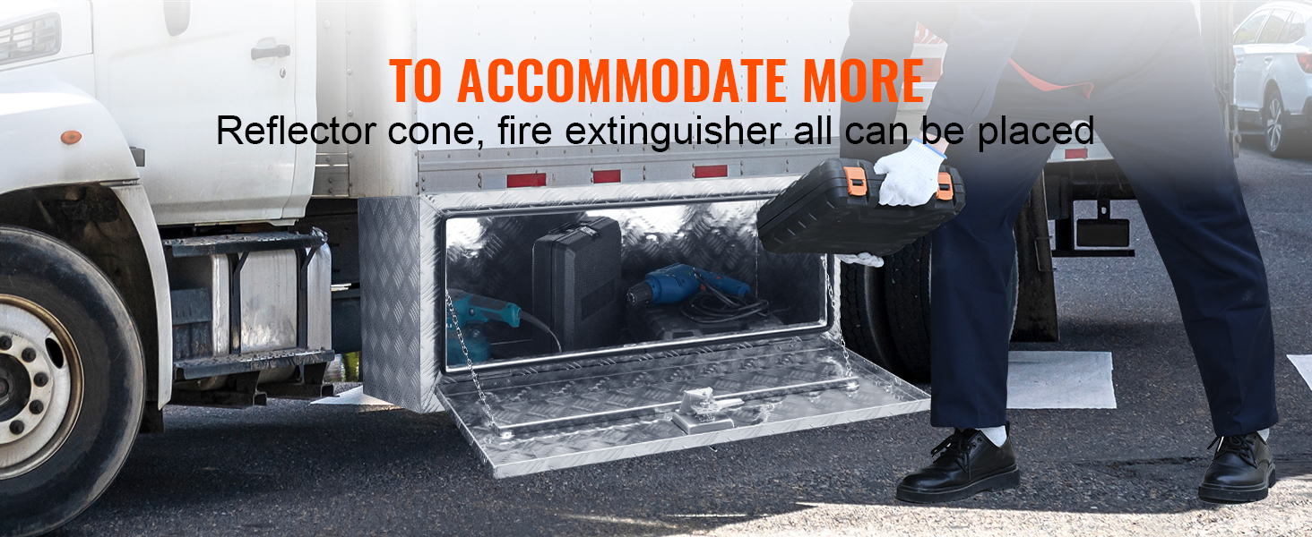 VEVOR kravas automašīnas zemšasijas kaste instrumentu, atstarotāja konusa un ugunsdzēšamā aparāta glabāšanai, nodrošinot papildu vietu.
