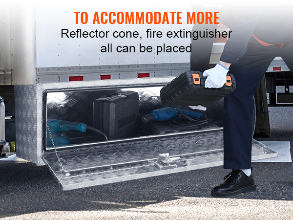 VEVOR kravas automašīnas zemšasijas kaste, kurā zem baltas kravas automašīnas glabājas instrumenti un avārijas aprīkojums.