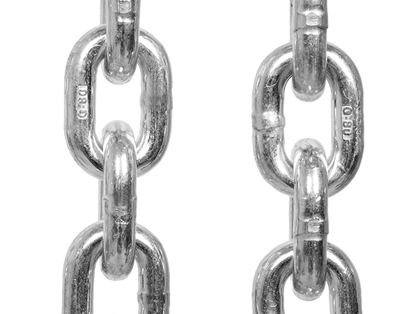 heavy-duty steel chains of a VEVOR chain lift, close-up showing durable linked construction.