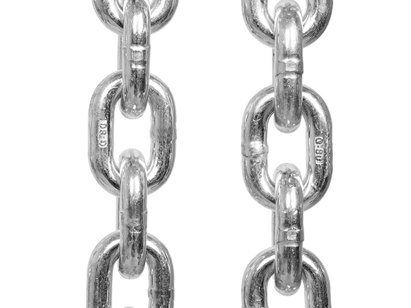 close-up of the sturdy metal chains used in the VEVOR manual lever chain hoist.