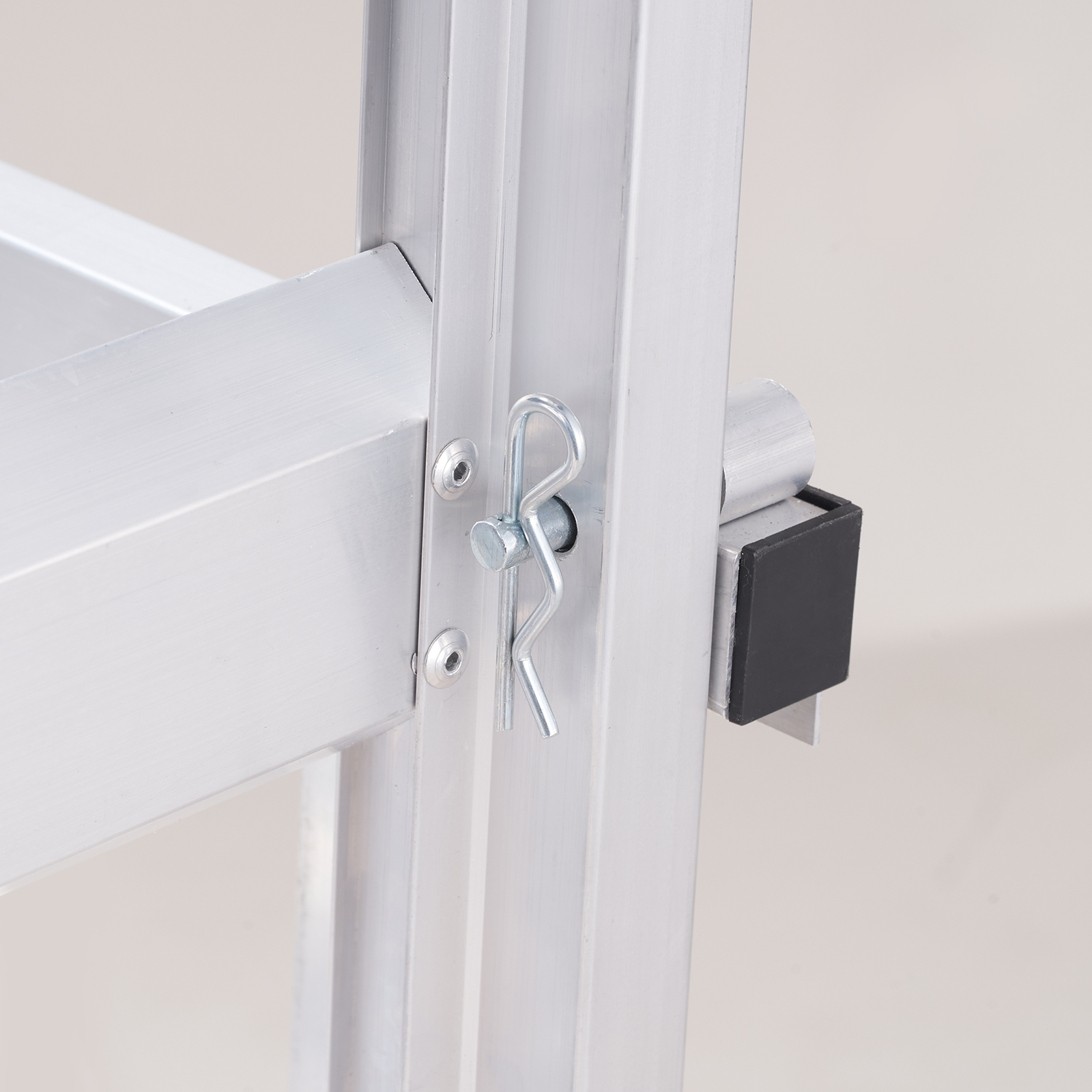 metal latch detail on VEVOR hitch cargo carrier, showcasing secure connection and aluminum construction.