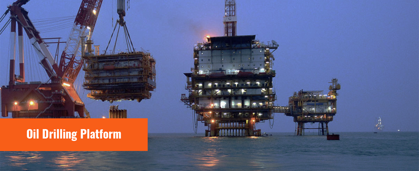 нефтяная буровая платформа в море с кранами и оборудованием, освещенными в сумерках.