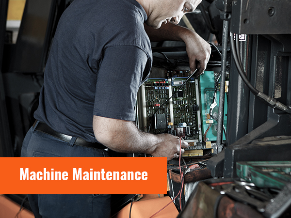 техник, выполняющий техническое обслуживание машины с помощью воздушного гидравлического насоса VEVOR, с инструментами на переднем плане.