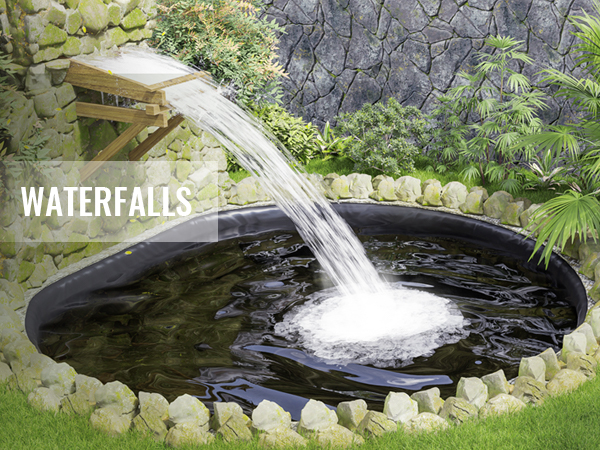 Ūdenskritums, kas ieplūst apaļā dīķī, ko ieskauj akmeņi un sulīgi zaļumi, ar VEVOR dīķa oderējumu.