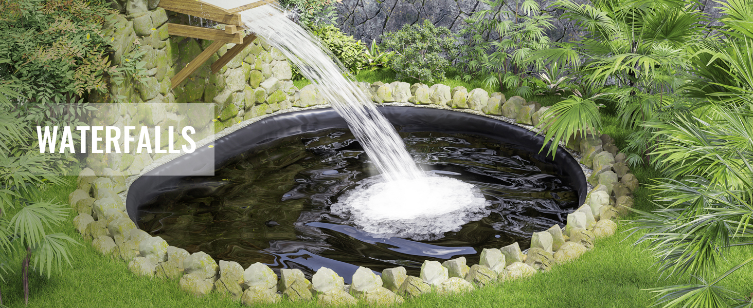 ūdenskritums, kas, izmantojot VEVOR dīķa oderi, ieplūst apaļā dīķī, ko ieskauj akmeņi un sulīgi zaļumi.