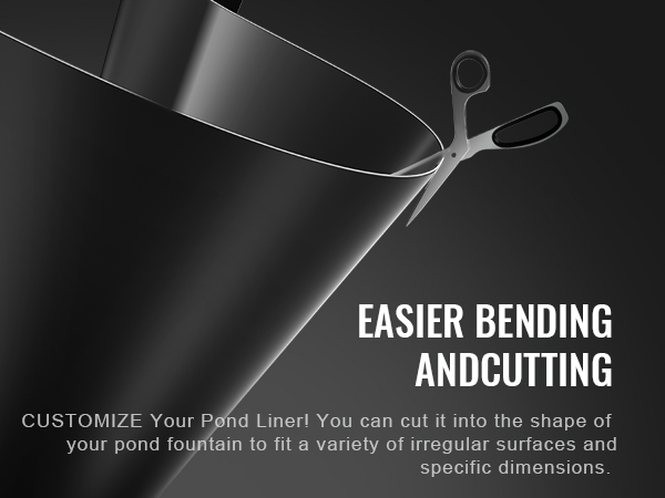 Šķēres griež elastīgu VEVOR dīķa oderi, demonstrējot vieglākas locīšanas un griešanas iespējas.