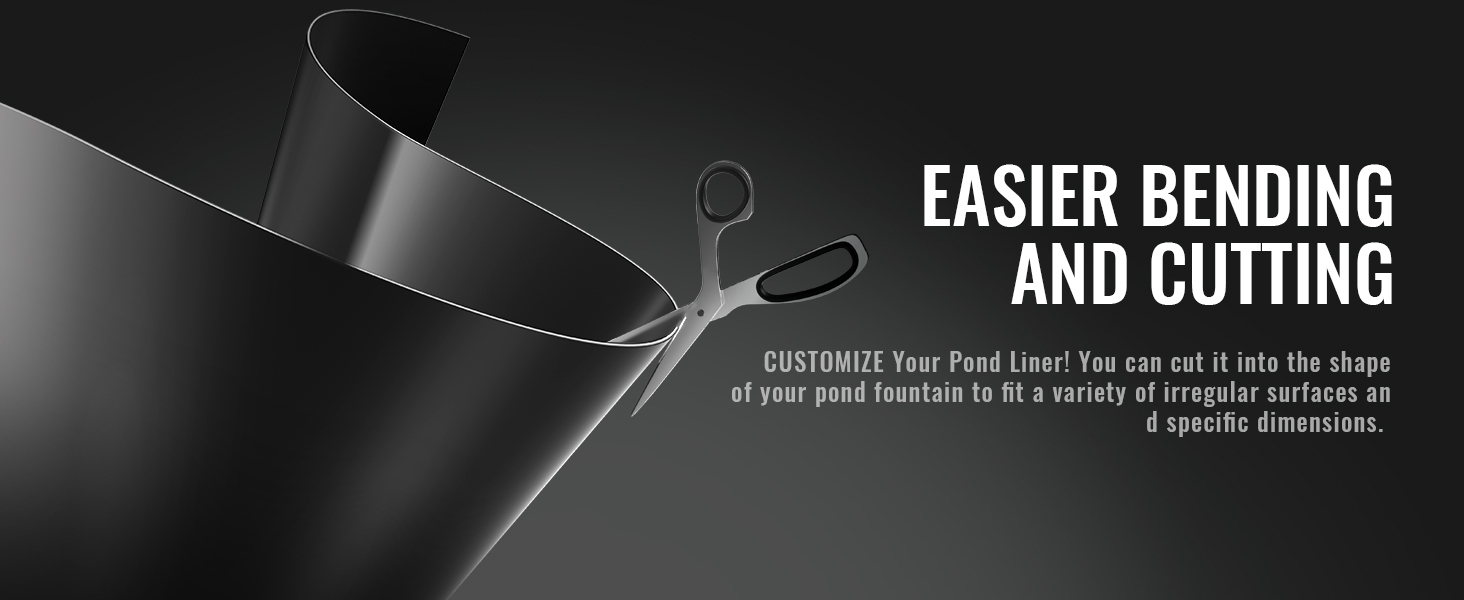 Šķēres griež elastīgu VEVOR dīķa oderi, demonstrējot vieglākas locīšanas un griešanas iespējas.