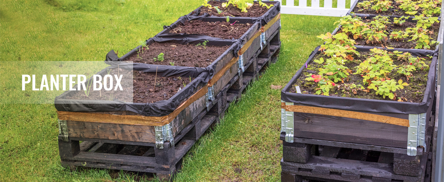 Paaugstinātas puķu kastes uz melnām paletēm, kas pildītas ar augsni, ideāli piemērotas dārzkopībai un lietošanai mājās. VEVOR dīķa oderējums.