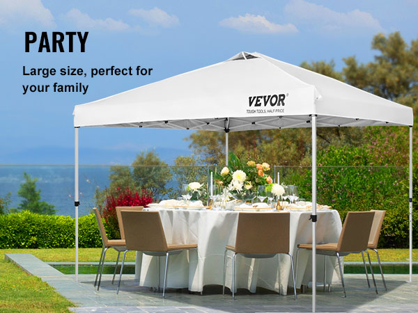 VEVOR saliekamā nojumes telts dārza ballītēm ar ēdamzonu zem lielas baltas telts.