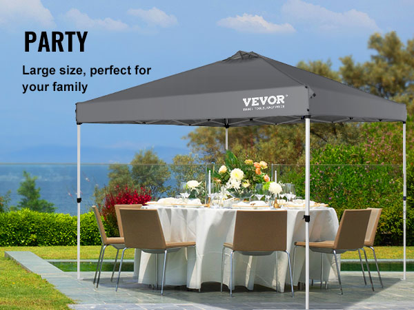 Ģimenes salidojums brīvā dabā zem VEVOR saliekamās nojumes telts ar ēdamgaldu, krēsliem un sulīgu dārzu.