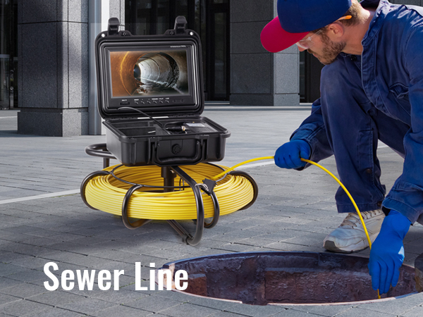 рабочий использует канализационную камеру VEVOR для осмотра канализационной линии с монитором, отображающим внутреннюю часть трубы.