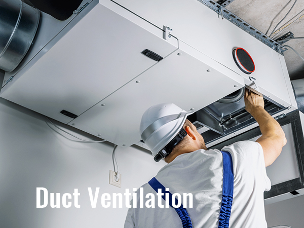 техник осматривает канальную систему вентиляции hvac в здании.