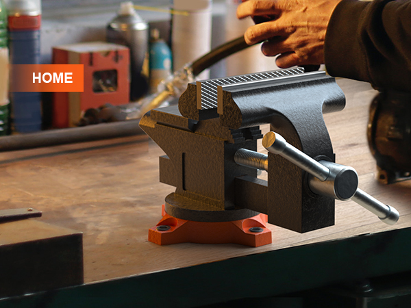 Верстачные тиски VEVOR установлены на верстаке в мастерской, на заднем плане инструменты и зеленые бутылки.