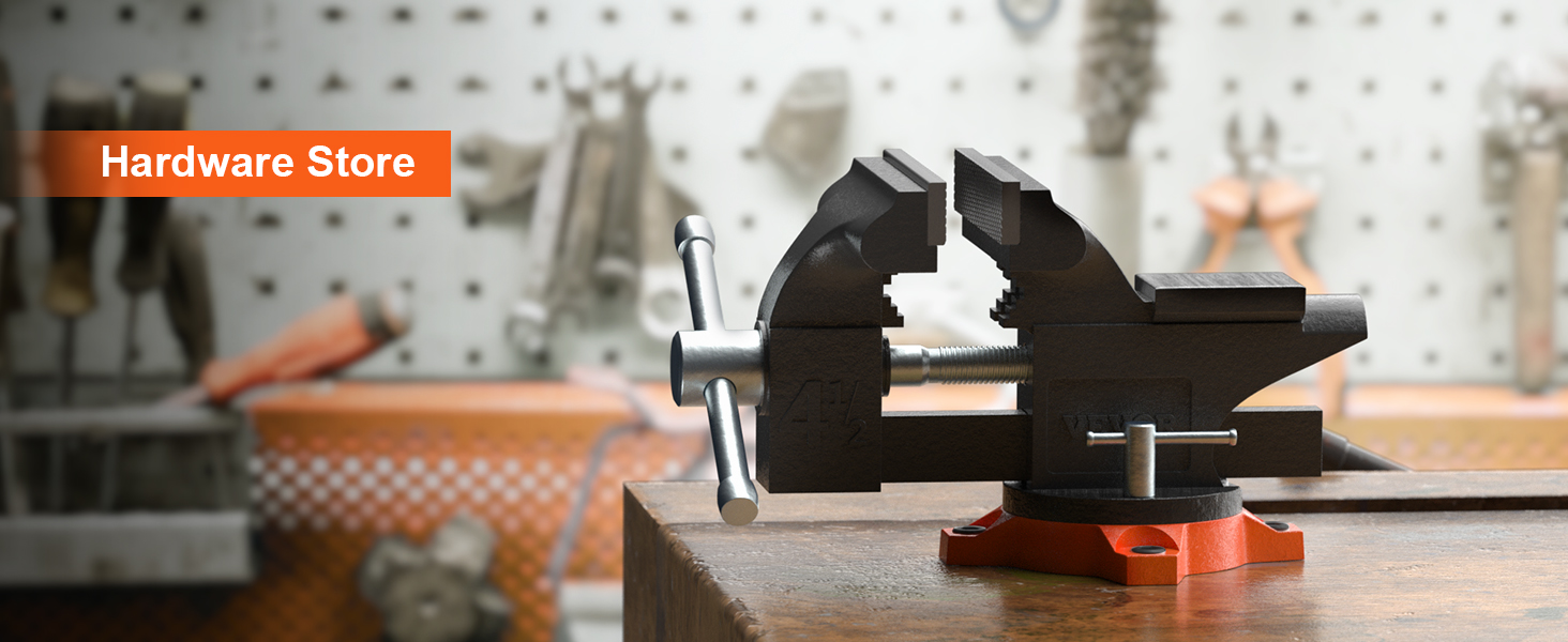Верстачные тиски VEVOR на верстаке в хозяйственном магазине с инструментами на фоне доски для разметки.