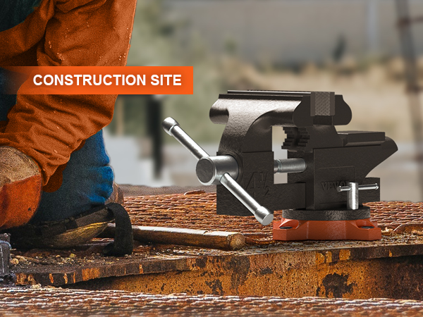 рабочий, использующий инструменты на металлической поверхности с прикрепленными верстачными тисками VEVOR, фон строительной площадки.
