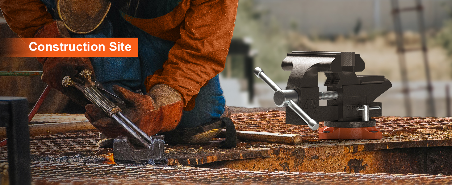 рабочий, использующий инструменты на металлической поверхности с прикрепленными верстачными тисками VEVOR, фон строительной площадки.