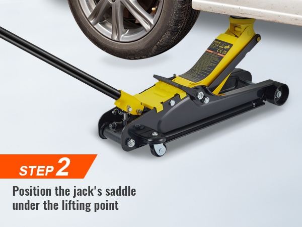 установка низкопрофильного напольного домкрата VEVOR под точкой подъема автомобиля, руководство по шагу 2.