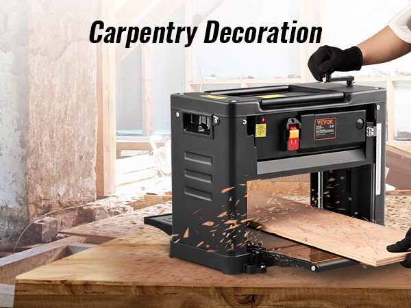 darbuotojas, naudojant VEVOR storis obliumi už dailidžių apdaila, su medžio drožlės aplink.