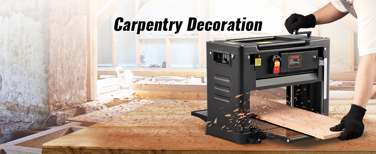 darbuotojas, naudojant VEVOR storis obliumi už dailidžių apdaila, su medžio drožlės aplink.