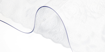 VEVOR plastmasas galda pārklājs ar elegantu mežģīņu rakstu un vieglu, caurspīdīgu dizainu.