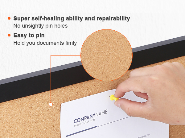 прикрепление документа вручную к пробковой доске VEVOR с самовосстанавливающейся поверхностью и черной рамкой.