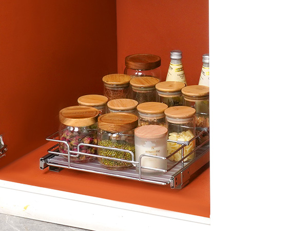 откройте белый шкаф, показывая VEVOR, достаньте органайзер с банками и бутылками на оранжевом фоне.