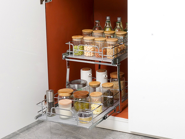 ВЕВОР выдвинул шкаф-органайзер с банками и бутылками из белого кухонного шкафа.