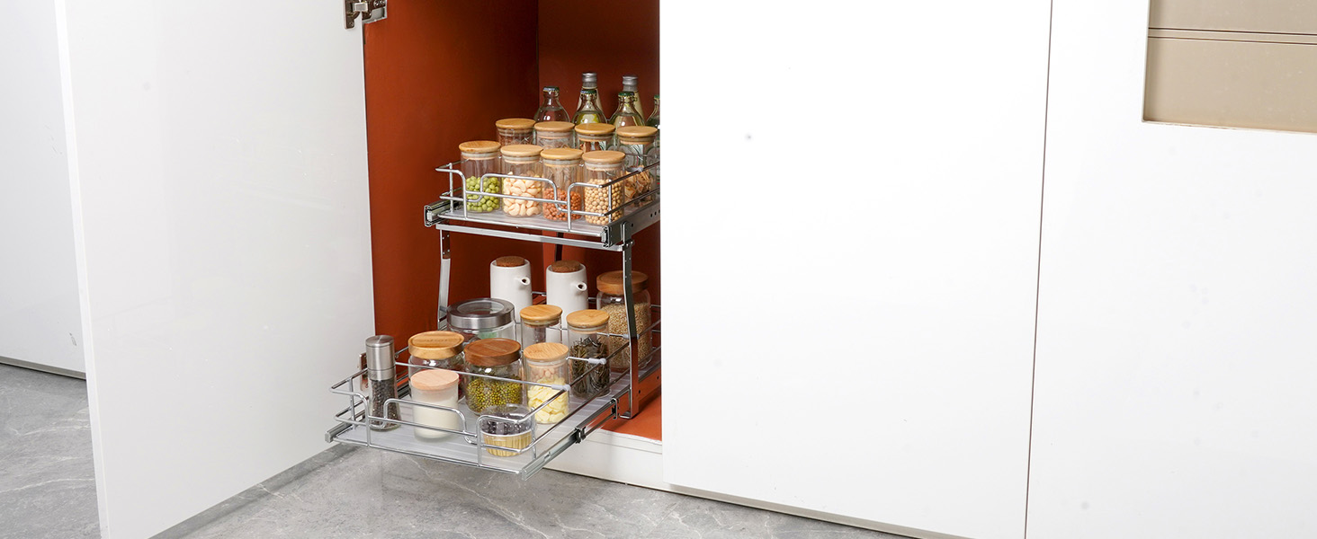 ВЕВОР выдвинул шкаф-органайзер с банками и бутылками из белого кухонного шкафа.