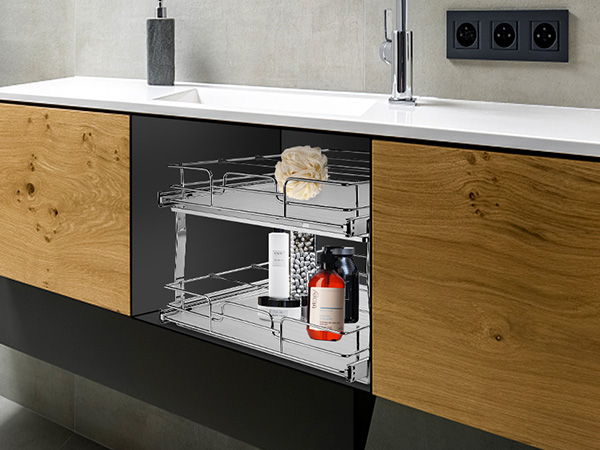 современная ванная комната с выдвижным шкафчиком-органайзером VEVOR под дерево и черным туалетным столиком рядом с душевой кабиной.