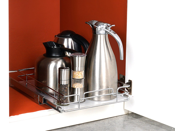 Выдвижной шкаф-органайзер VEVOR с чайниками из нержавеющей стали и контейнерами для специй на красном фоне.