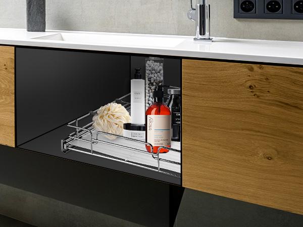 современная ванная комната с открытым выдвижным шкафчиком-органайзером VEVOR, в котором хранятся туалетные принадлежности и мочалка.