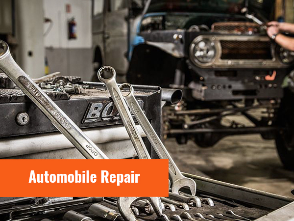 automobilių remontas scena su įrankiais ir sukamuoju dėmesio. techniko darbo dėl transporto priemonės fone.