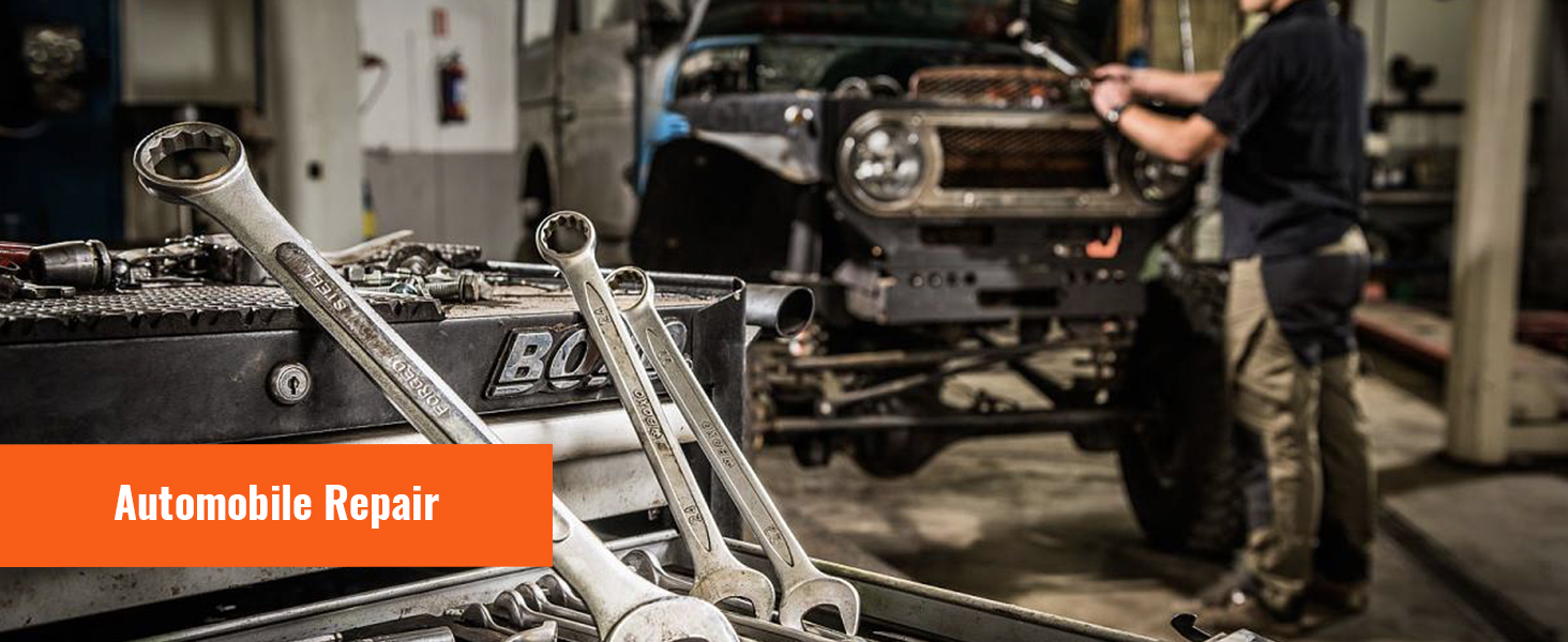 automobilių remontas scena su įrankiais ir sukamuoju dėmesio. techniko darbo dėl transporto priemonės fone.