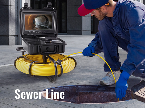 tehnik kasutades VEVOR kanalisatsiooni kaamera kontrolli, mille suur kaasaegne hoone taustal, mis on märgistatud "kanalisatsiooni line".