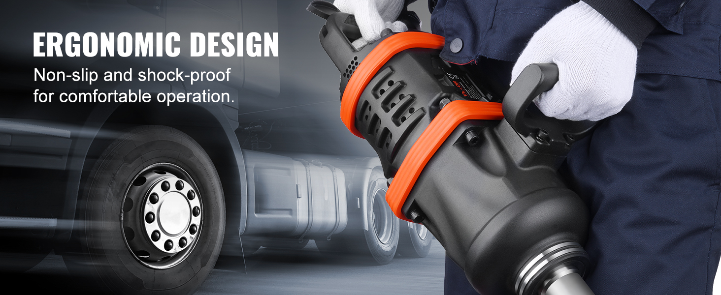 Darbinieks, kas izmanto VEVOR pneimatisko trieciena uzgriežņu atslēgu ar ergonomisku dizainu, fonā kravas automašīnas riepa.