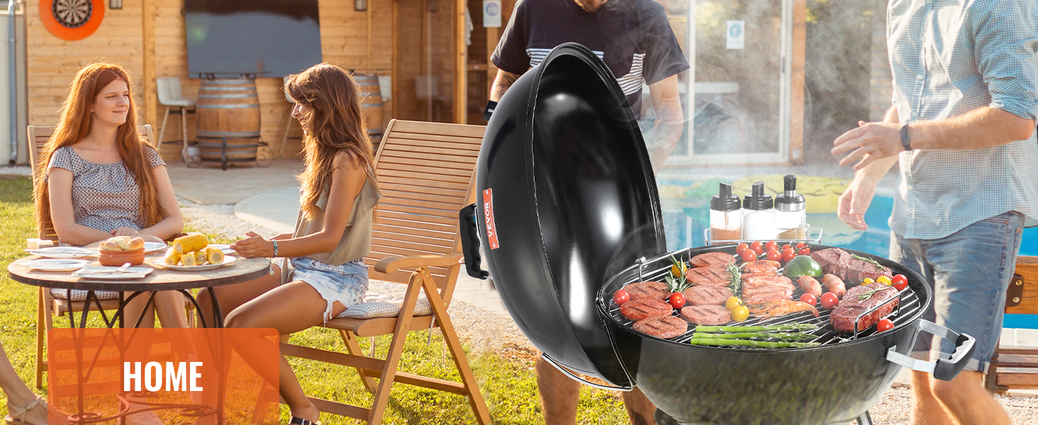 Grila ballīte ar draugiem, VEVOR grila reste, kas piekrauta ar grilētiem dārzeņiem un gaļu pie terases.