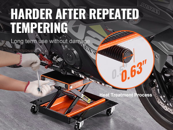 механик, использующий мотоциклетный подъемник VEVOR для обслуживания велосипеда с акцентом на термообработанные детали.