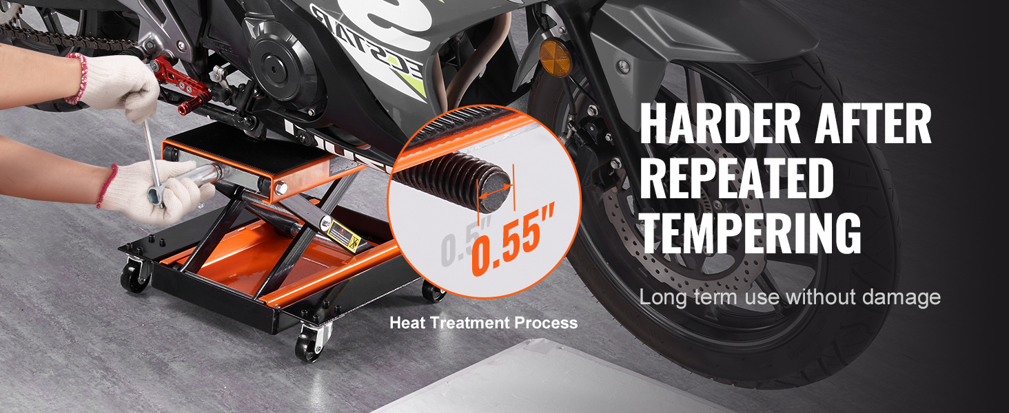 механик, использующий мотоциклетный подъемник VEVOR для обслуживания велосипеда с акцентом на термообработанные детали.