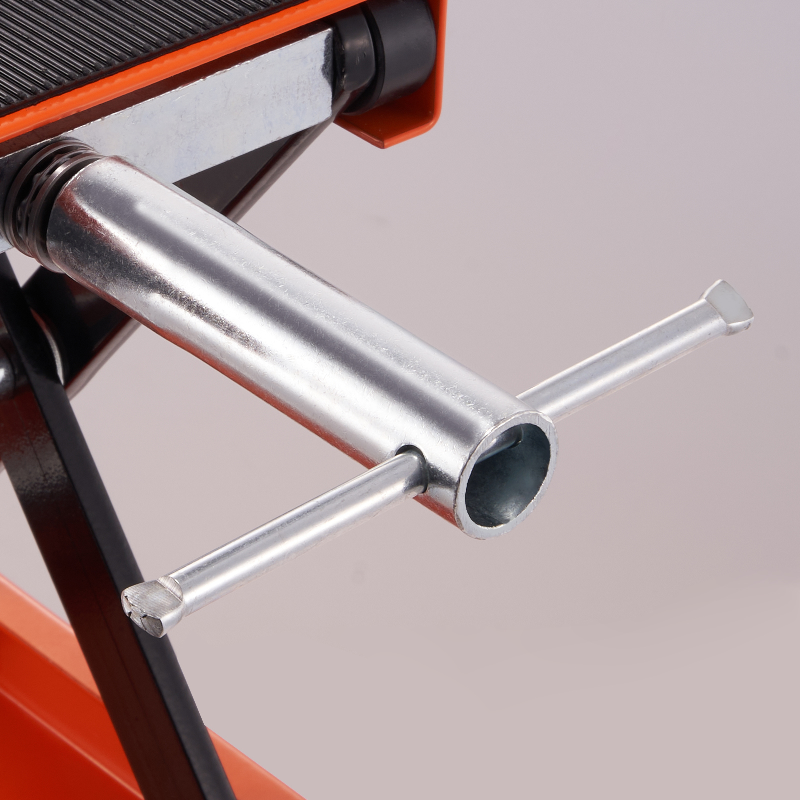 VEVOR motorcycle lift components, showing a close-up of the metallic support bar and rubber grip pads.