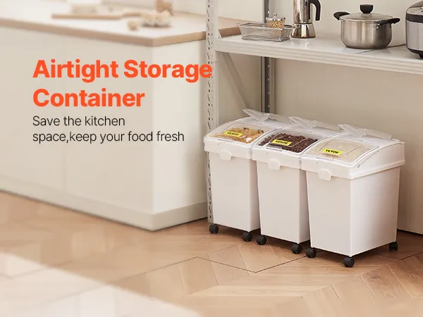 VEVOR sastāvdaļu tvertne virtuvē ar burkām, katliem un groziem uz metāla plauktiem.