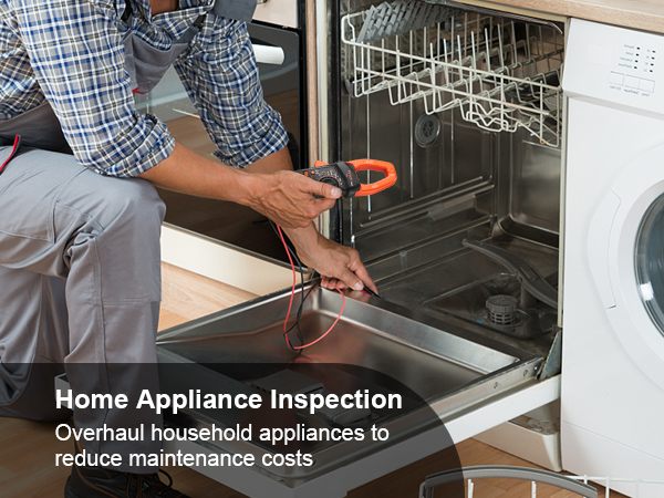 Tehniķis, izmantojot VEVOR digitālo skavas mērītāju, lai pārbaudītu trauku mazgājamo mašīnu pie veļas mašīnas. Sadzīves tehnikas pārbaude.