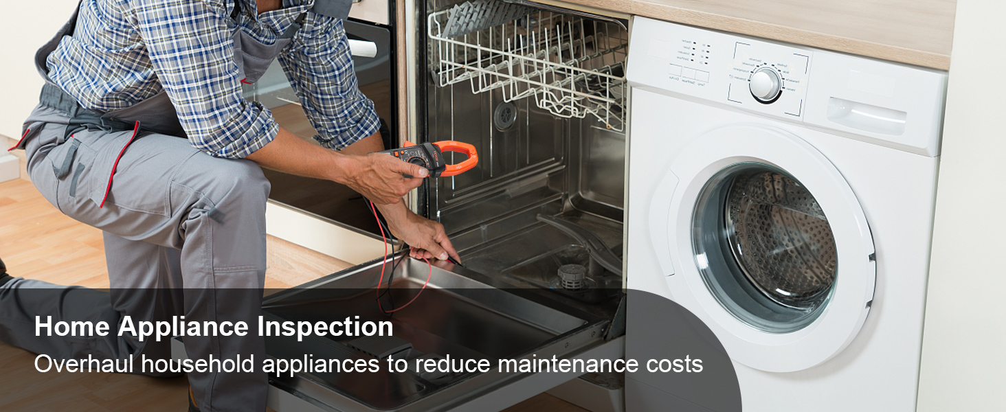 Tehniķis, izmantojot VEVOR digitālo skavas mērītāju, lai pārbaudītu trauku mazgājamo mašīnu pie veļas mašīnas. Sadzīves tehnikas pārbaude.