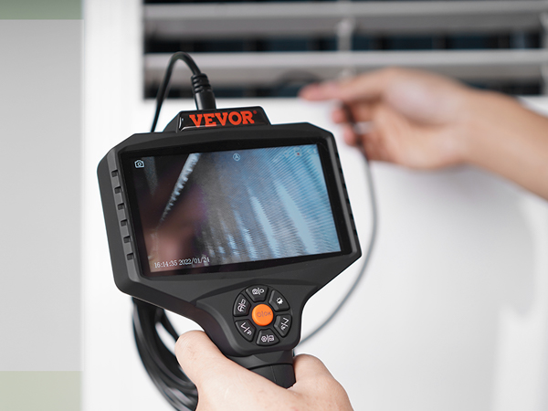 isik, kes kasutab VEVOR triple objektiivi borescope, et kontrollida air vent pihuarvutite ekraani kuvamine vaadata