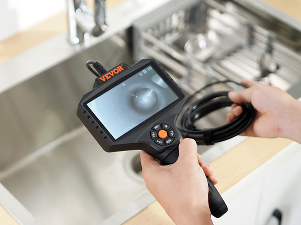 isik, kes kasutab VEVOR triple objektiivi borescope, et kontrollida roostevabast terasest valamu piirkonnas.