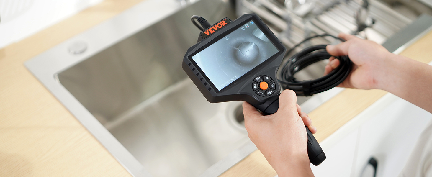 isik, kes kasutab VEVOR triple objektiivi borescope, et kontrollida roostevabast terasest valamu piirkonnas.