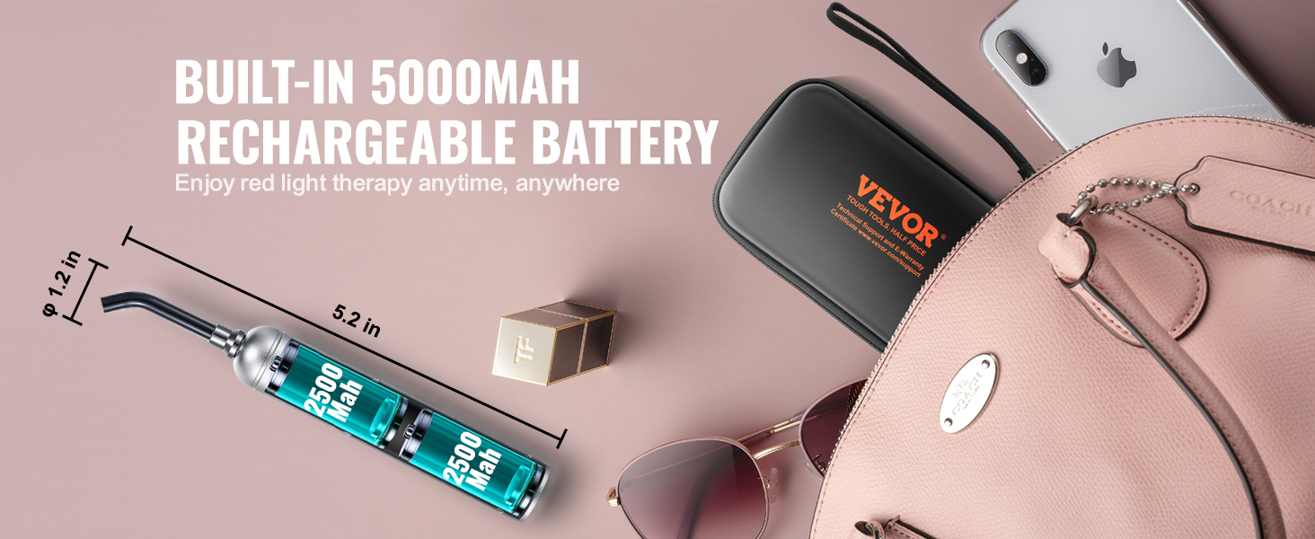 VEVOR sarkanās gaismas terapijas ierīce ar 5000 mAh uzlādējamu akumulatoru, blakus rozā rokassomiņai un saulesbrillēm.