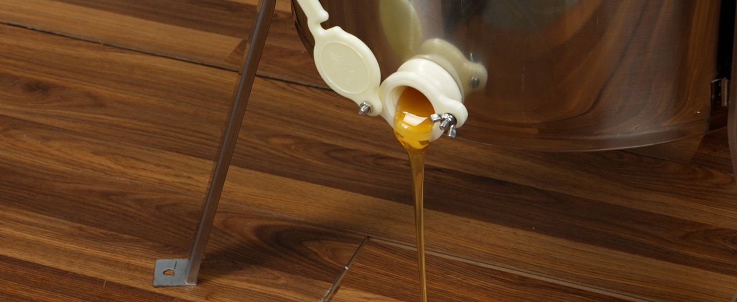 мед вытекает из медогонки VEVOR из нержавеющей стали на деревянную поверхность.